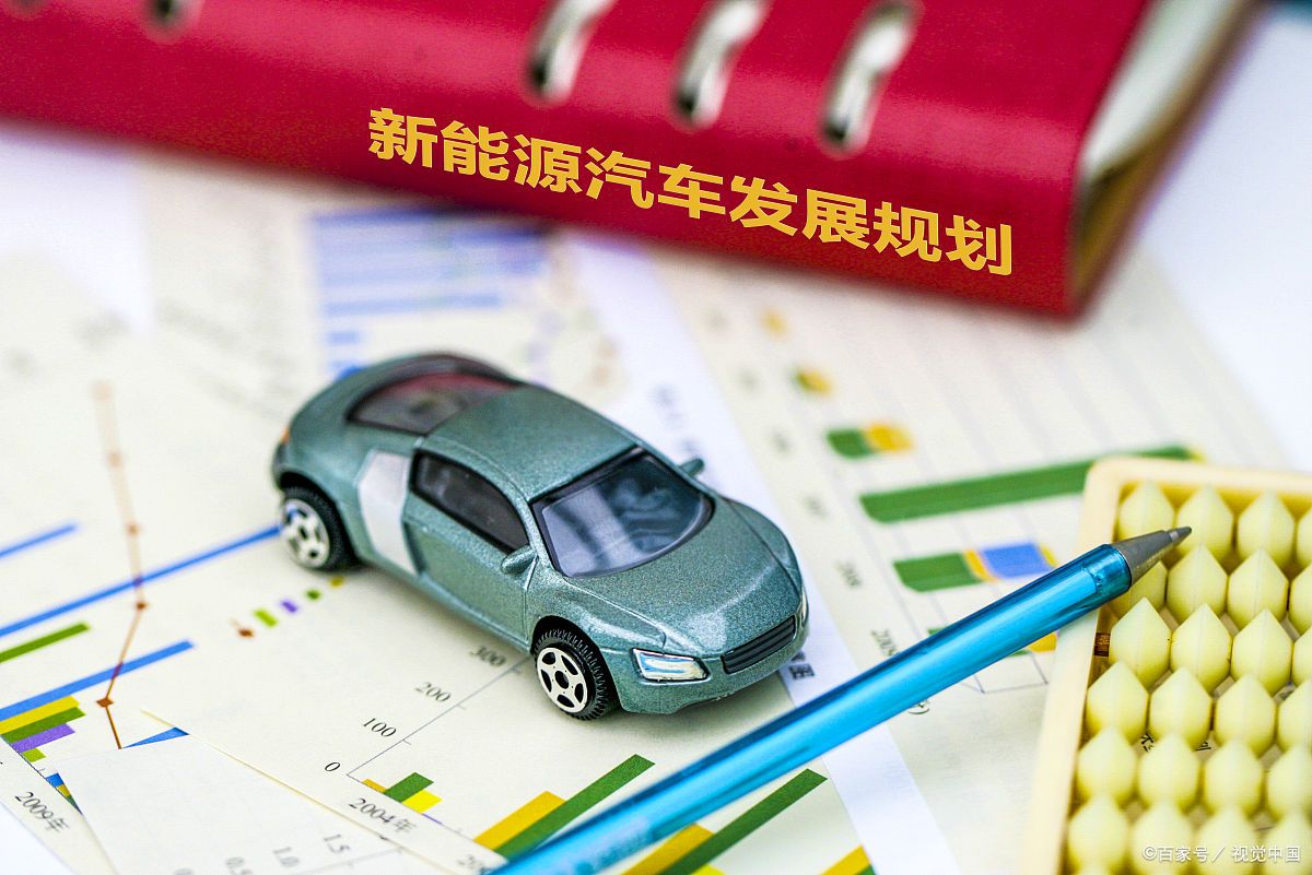 包含产业融合：汽车制造商的赛场新布局的词条