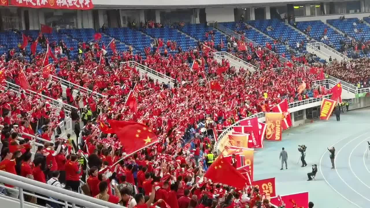 球迷热情高涨：现场氛围究竟有多火爆？