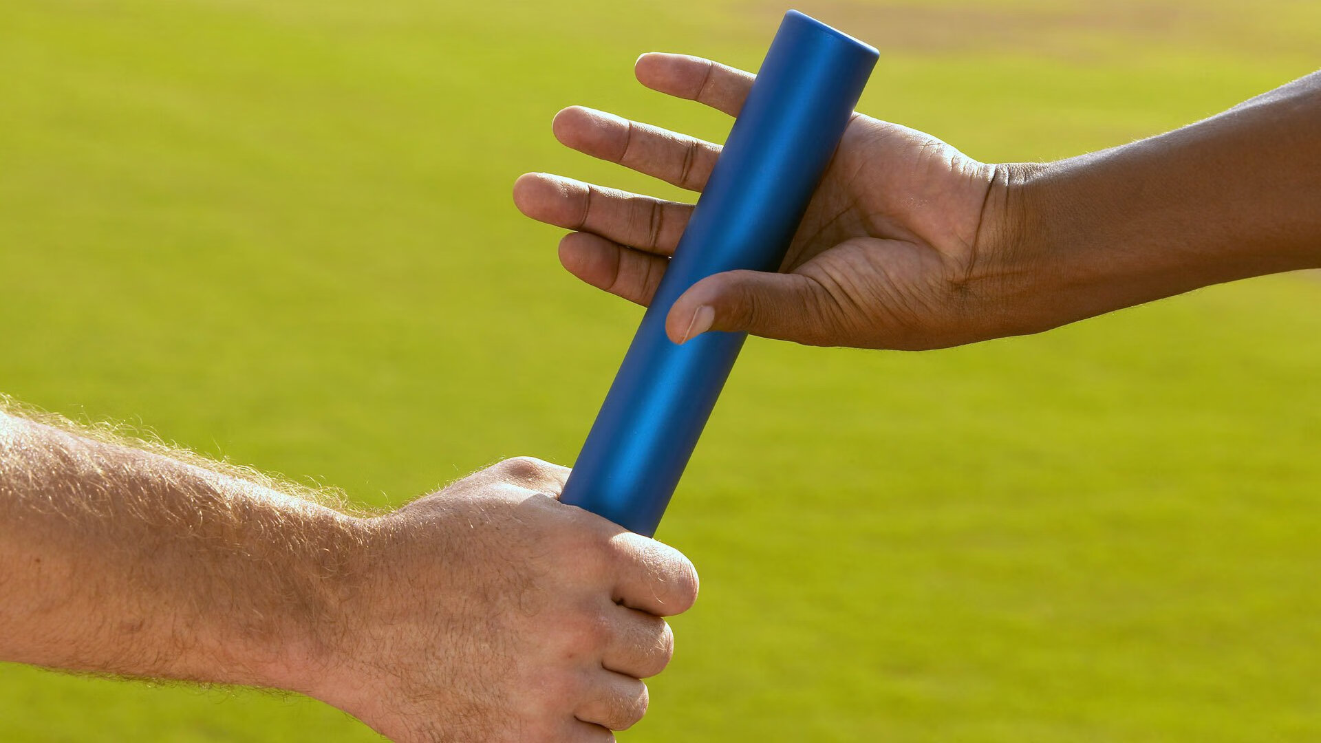 爱游戏下载-现场直击：球迷现场激情互动瞬间，足球球迷现场