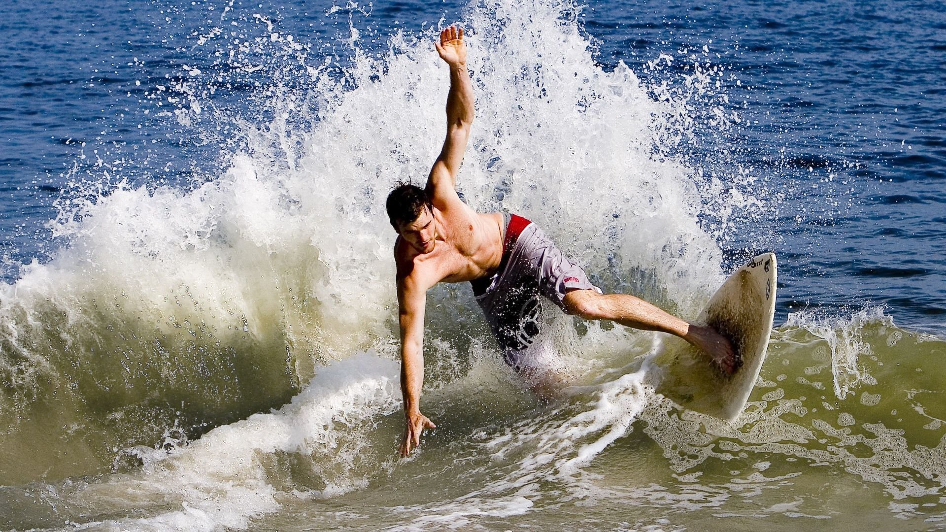 西甲球迷打出创意横幅，显示支持热情，西甲标语